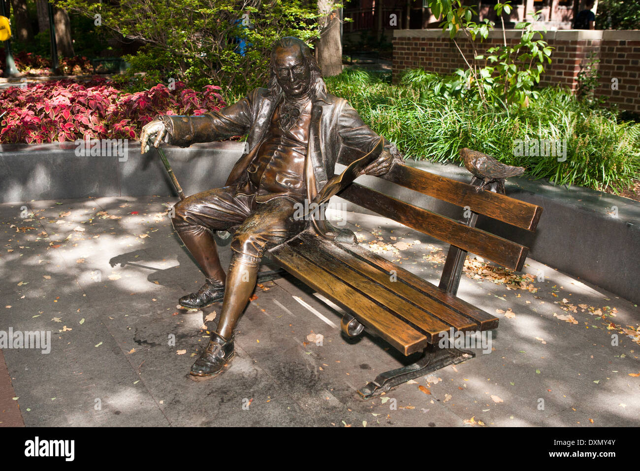 Statue de Benjamin Franklin assis sur un banc de parc, Université de Pennsylvanie, Philadelphie, Pennsylvanie, États-Unis d'Amérique Banque D'Images