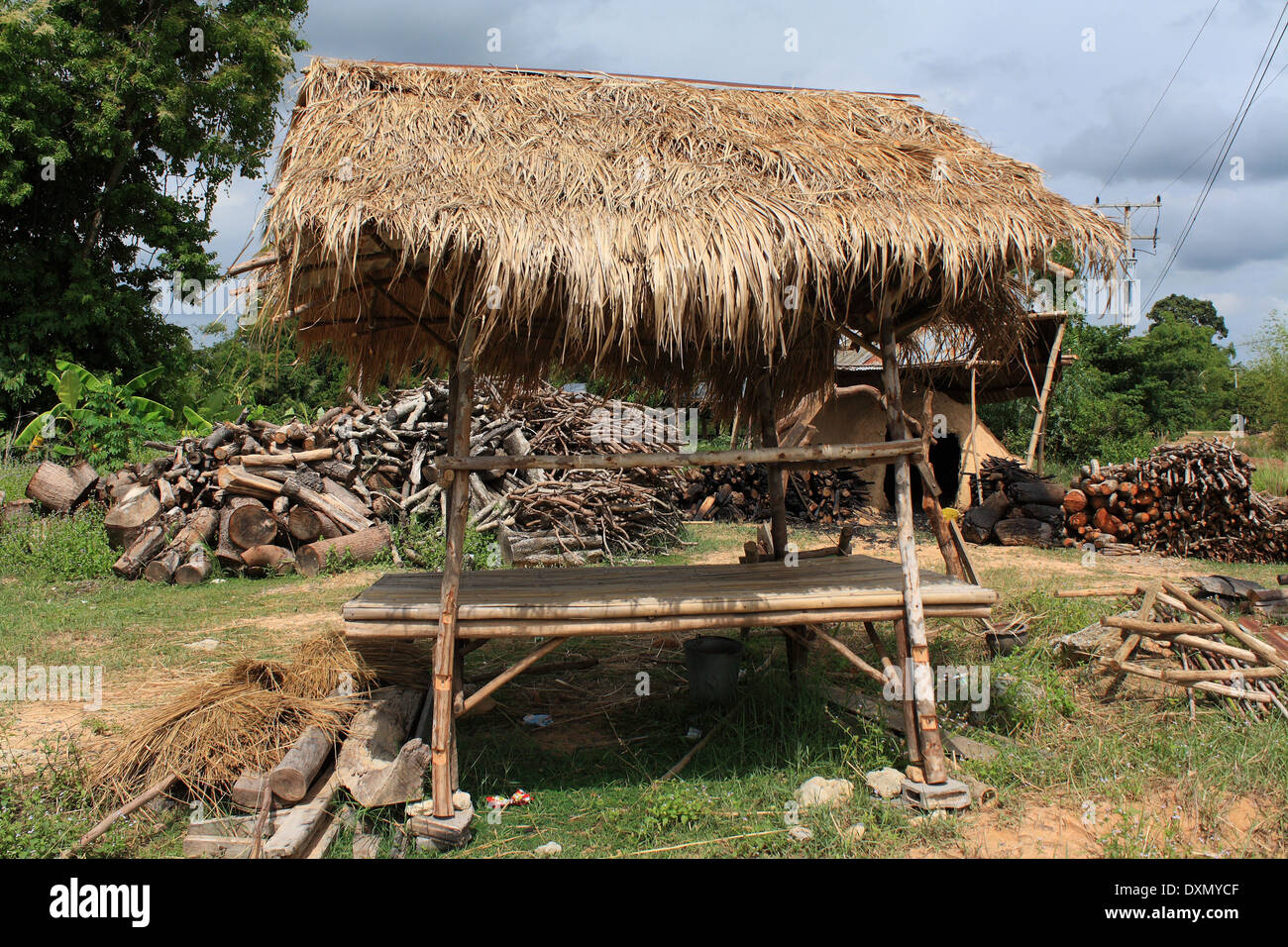 Une cabane dans une ferme est un lieu de repos pour l'agriculteur Banque D'Images