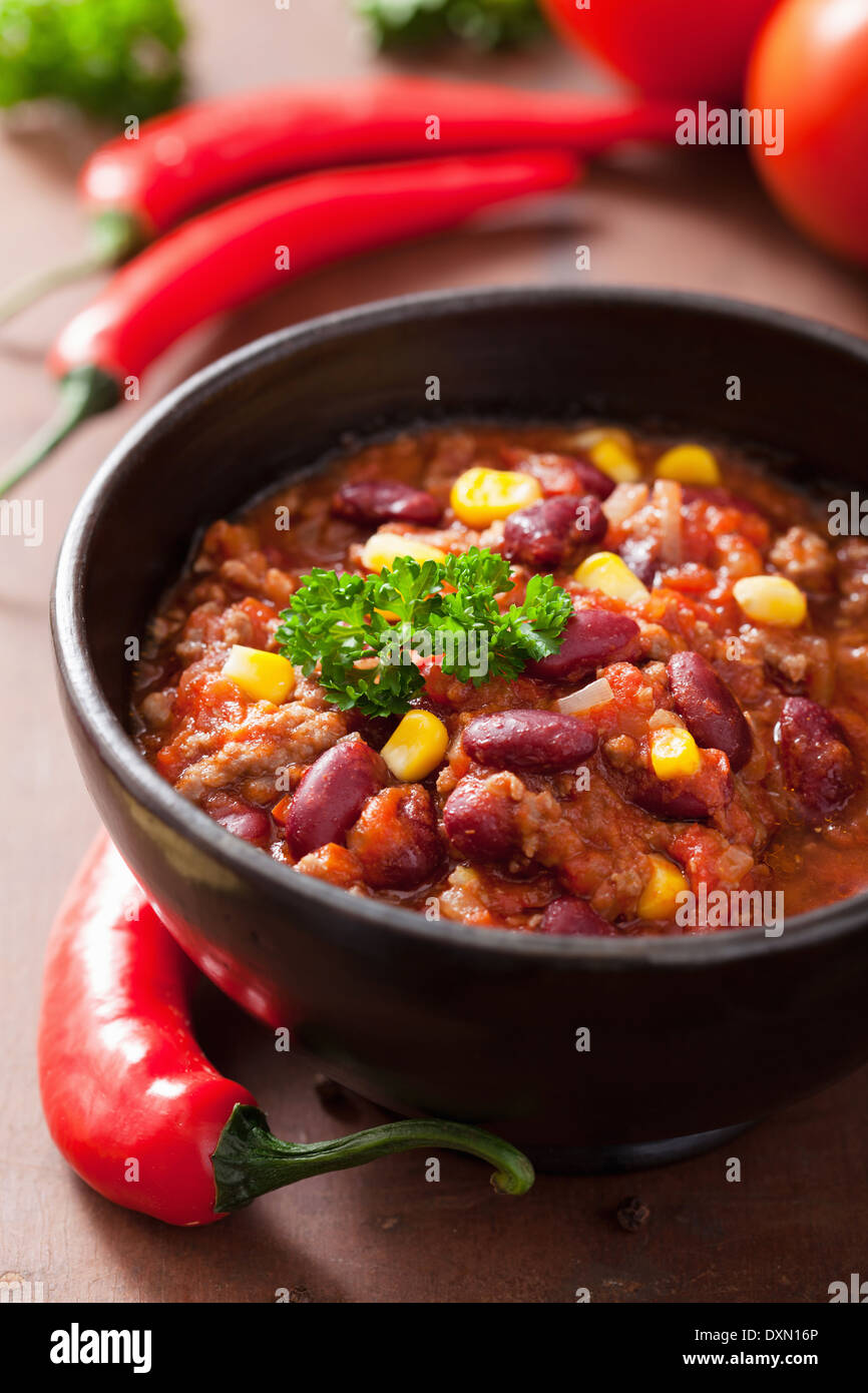 Chili con carne mexicain dans la plaque noire avec des ingrédients Banque D'Images
