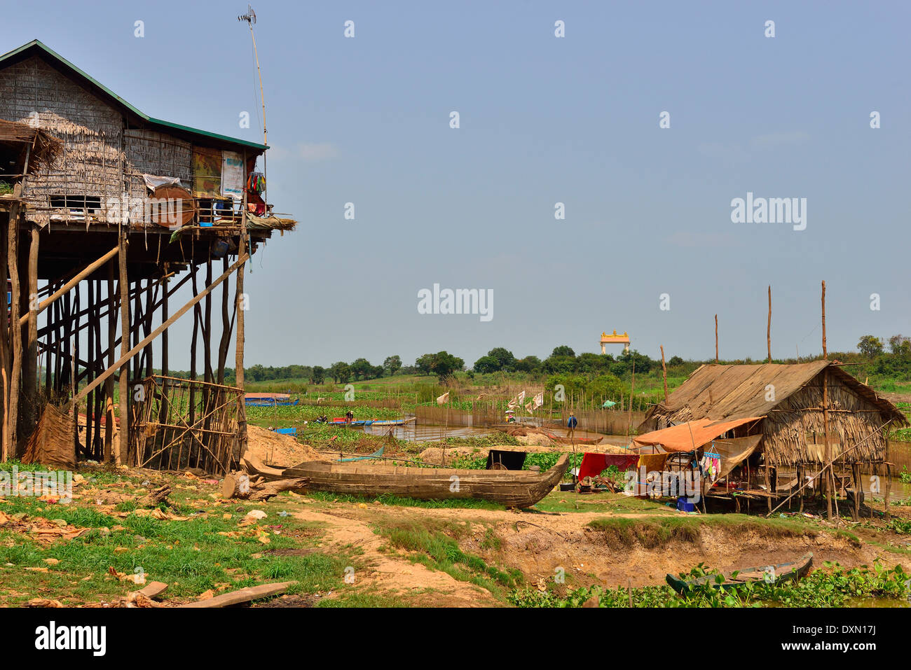Maisons sur pilotis dans la saison sèche sur la rive du lac Tonle Sap, entre Battambang et Siem Reap, Cambodge, Asie du sud-est Banque D'Images