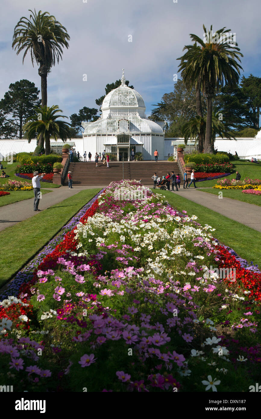 Les gens en passant devant le Conservatoire des fleurs, Golden Gate Park, San Francisco, Californie, États-Unis d'Amérique Banque D'Images