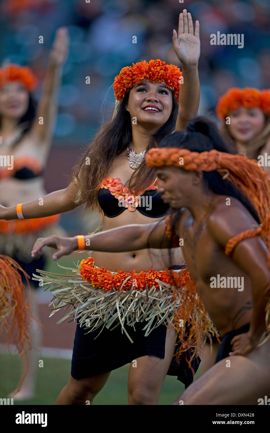 Une troupe de danse polynésienne effectue des danses de style Tahitien Banque D'Images