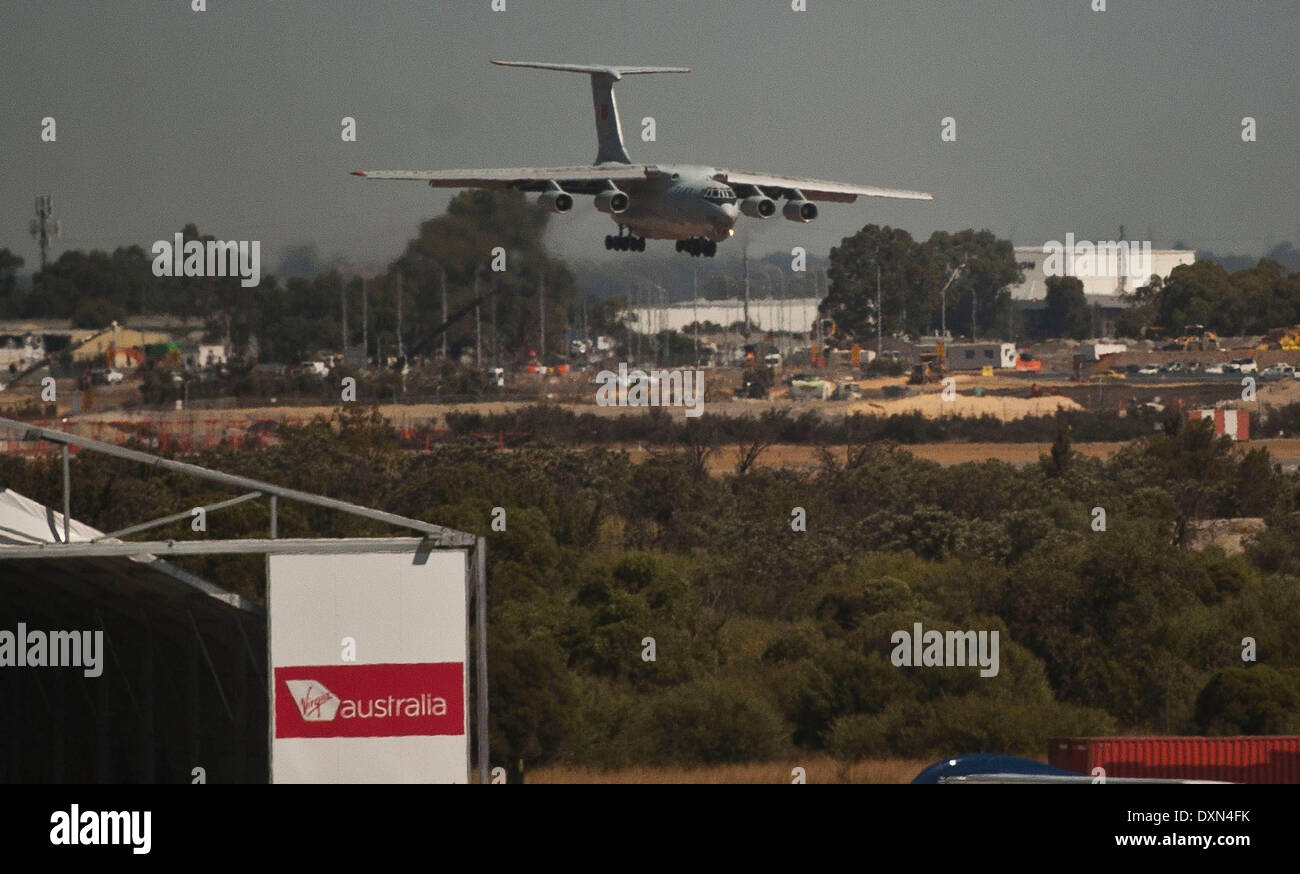 Perth, Royaume-Uni. Mar 28, 2014. Un avion de la Force aérienne chinoise retourne à l'Aéroport International de Perth en Australie, le 28 mars 2014. Les autorités de recherche et sauvetage australien a annoncé vendredi qu'ils s'étaient déplacés pour la recherche du vol MH370 de Malaysia Airlines à un tout nouveau domaine après avoir reçu ses plus crédibles mènent à ce jour. La nouvelle zone de recherche de 319 000 kilomètres carrés est environ quatre fois plus grande que la précédente zone de recherche dans le sud de l'Océan indien et 1 100 kilomètres au nord-est, selon l'AMSA. Credit : Lui Siu Wai/Xinhua/Alamy Live News Banque D'Images