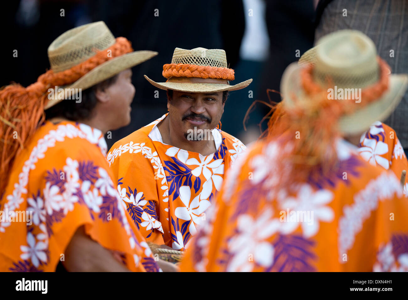 Une troupe de danse polynésienne effectue des danses de style Tahitien Banque D'Images