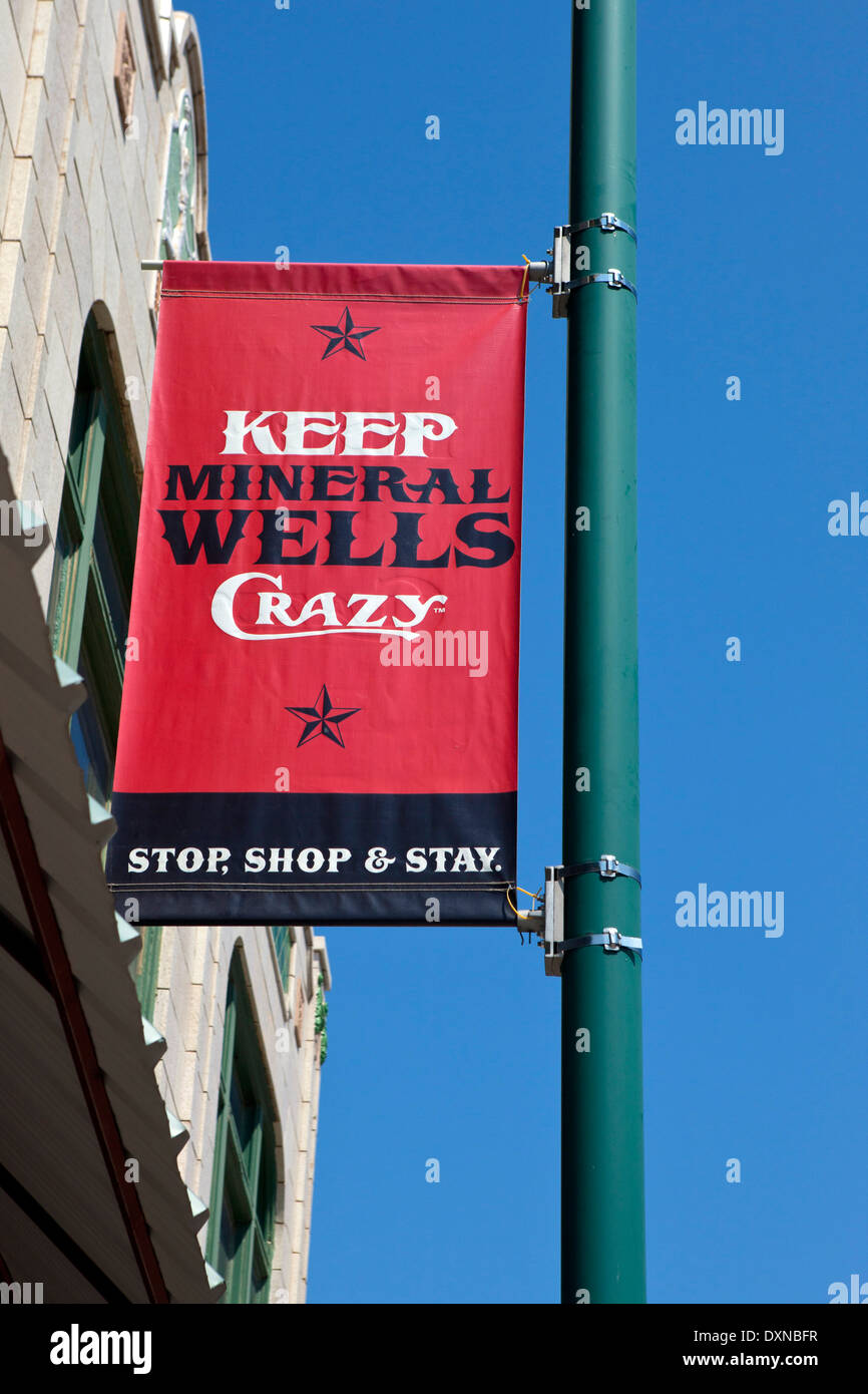 Garder Mineral Wells Crazy lampadaire signe, Mineral Wells, Texas, United States of America Banque D'Images