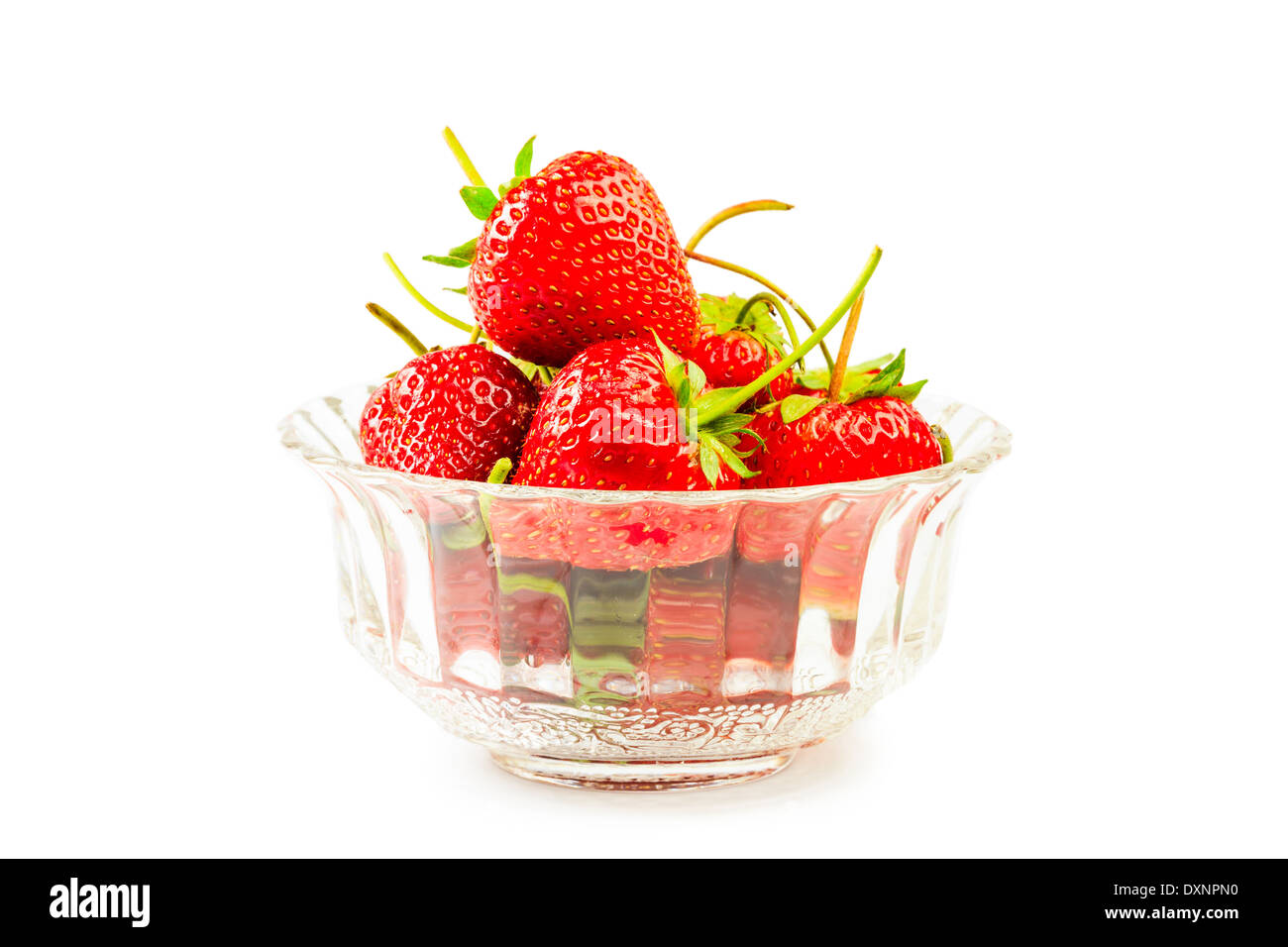 Fraises fraîches dans un bol en verre sur fond blanc Banque D'Images