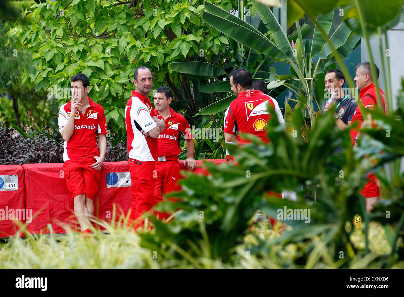 Sport Automobile : Championnat du Monde de Formule 1 de la FIA 2014, Grand Prix de Malaisie, mécanicien de la Scuderia Ferrari Banque D'Images