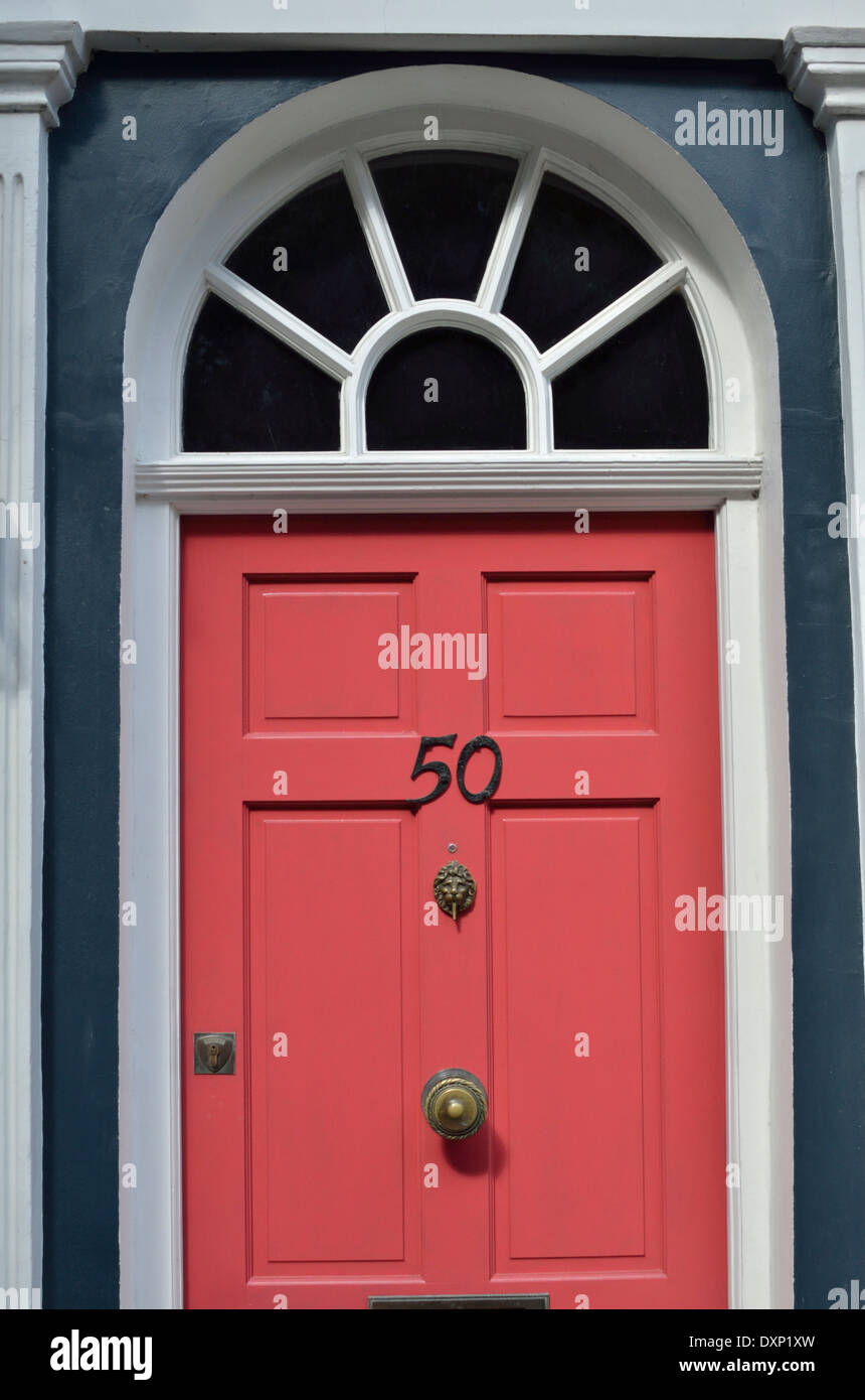 Numéro 50 porte avant rose, Notting Hill, Londres, Royaume-Uni. Banque D'Images