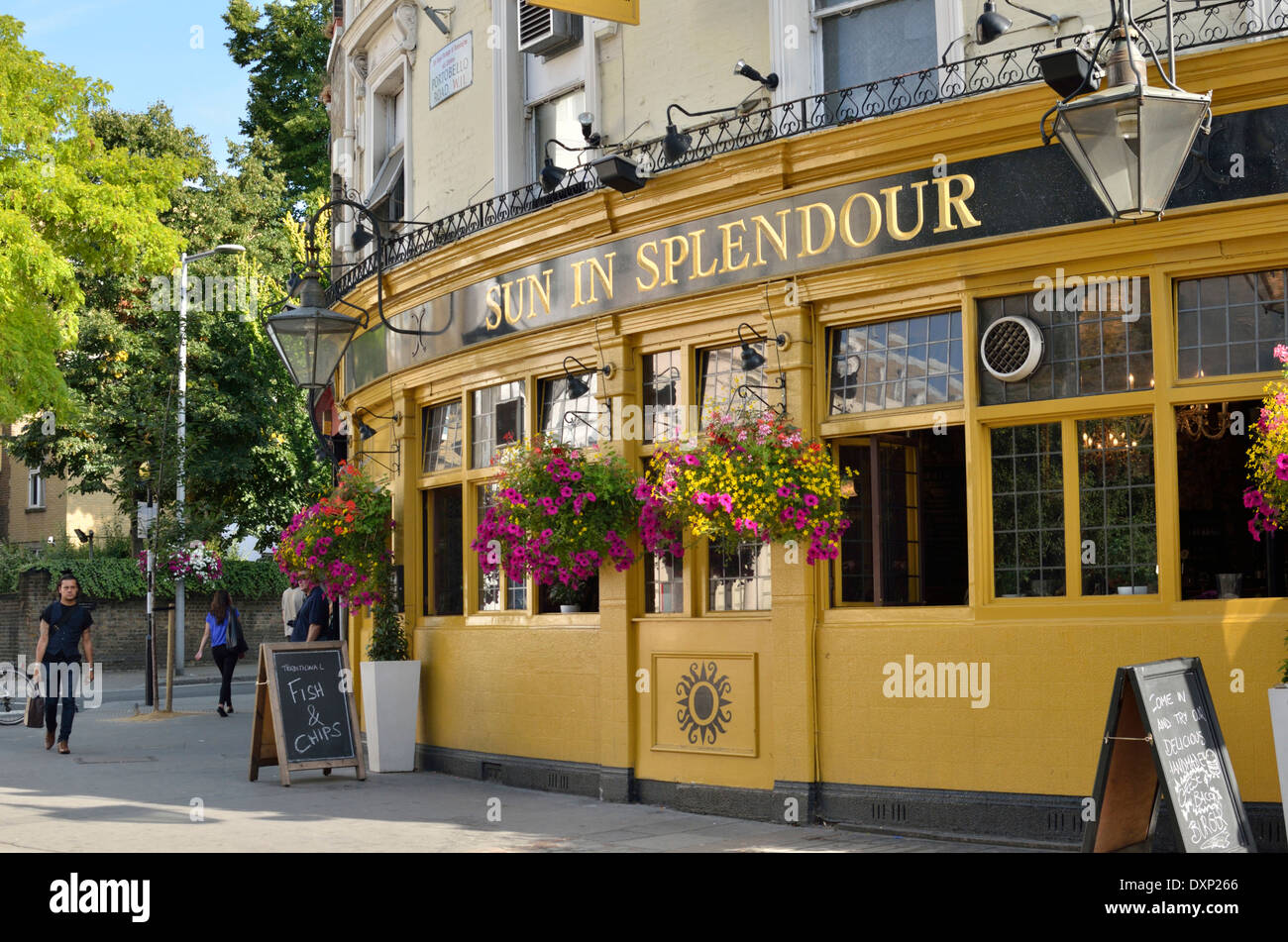 Le soleil d'pub à Portobello Road, Notting Hill, Londres, Royaume-Uni. Banque D'Images