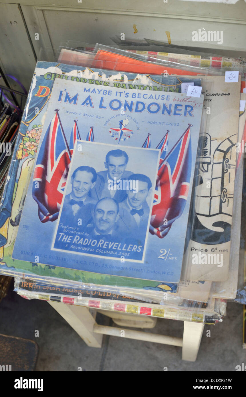 Vieux songbook pour "peut-être c'est parce que je suis un Londonien' s'affiche à l'extérieur d'un junk shop, London, UK Banque D'Images