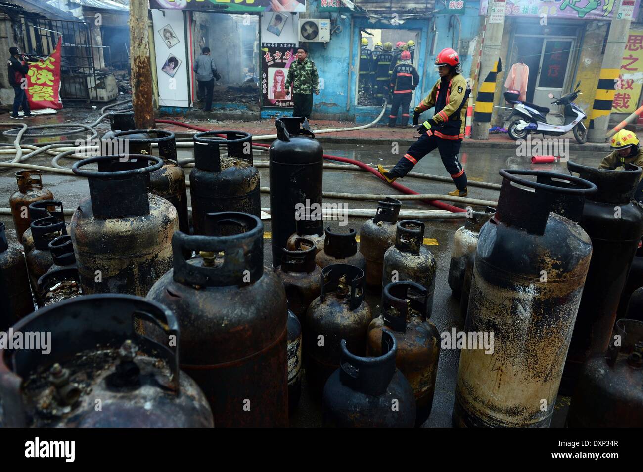 Jinan. Mar 28, 2014. Photo prise le 28 mars 2014 présente les bouteilles de gaz après une explosion dans la région de Jinan, capitale de la Chine de l'est la province de Shandong. Victimes et cause de l'explosion qui a eu lieu autour de 3:20 heures le vendredi étaient sous enquête. © Guo Xulei/Xinhua/Alamy Live News Banque D'Images