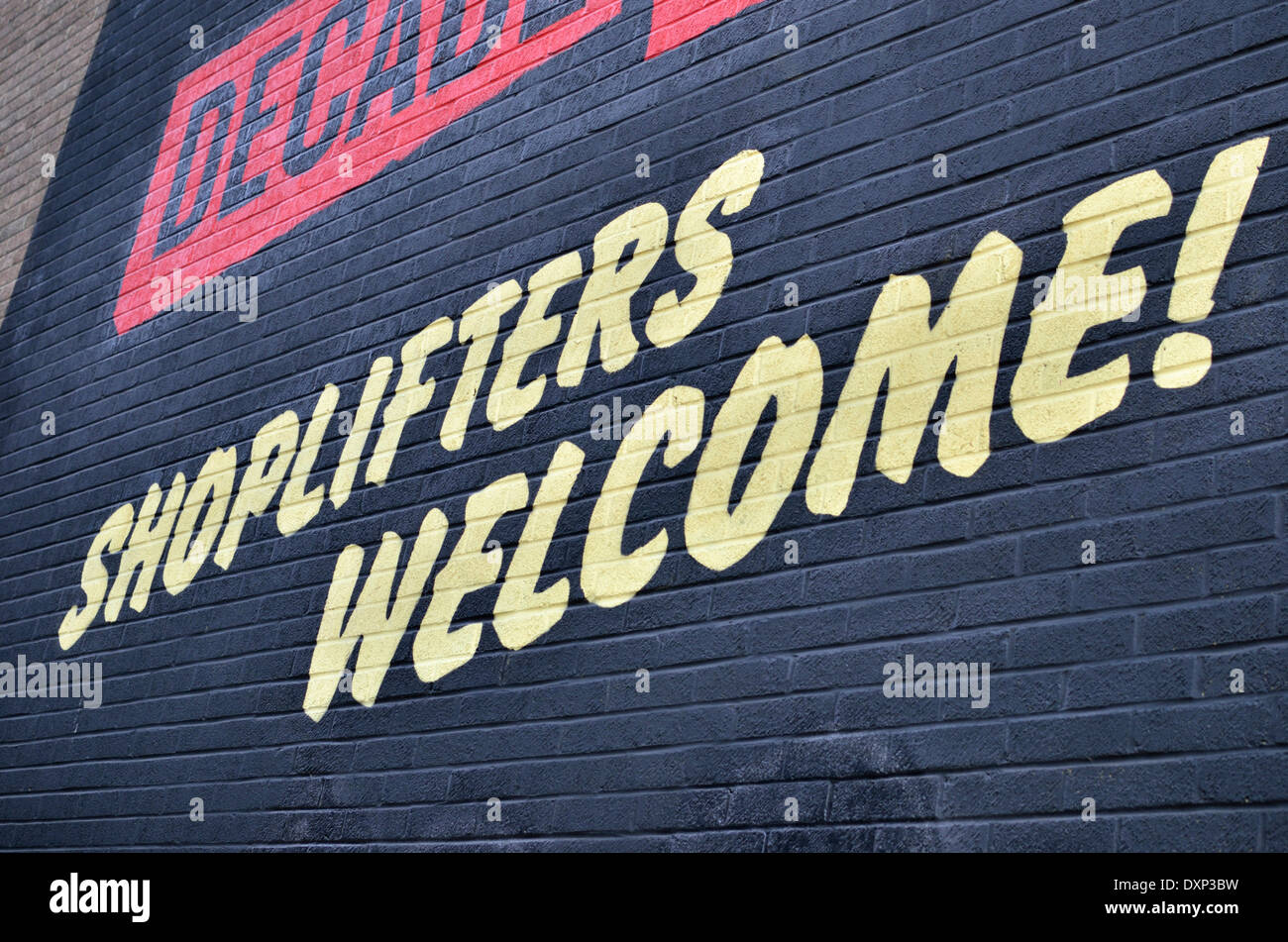 'Shoplifters Bienvenue' signe sur le côté d'un immeuble, Shoreditch, London, UK. Banque D'Images