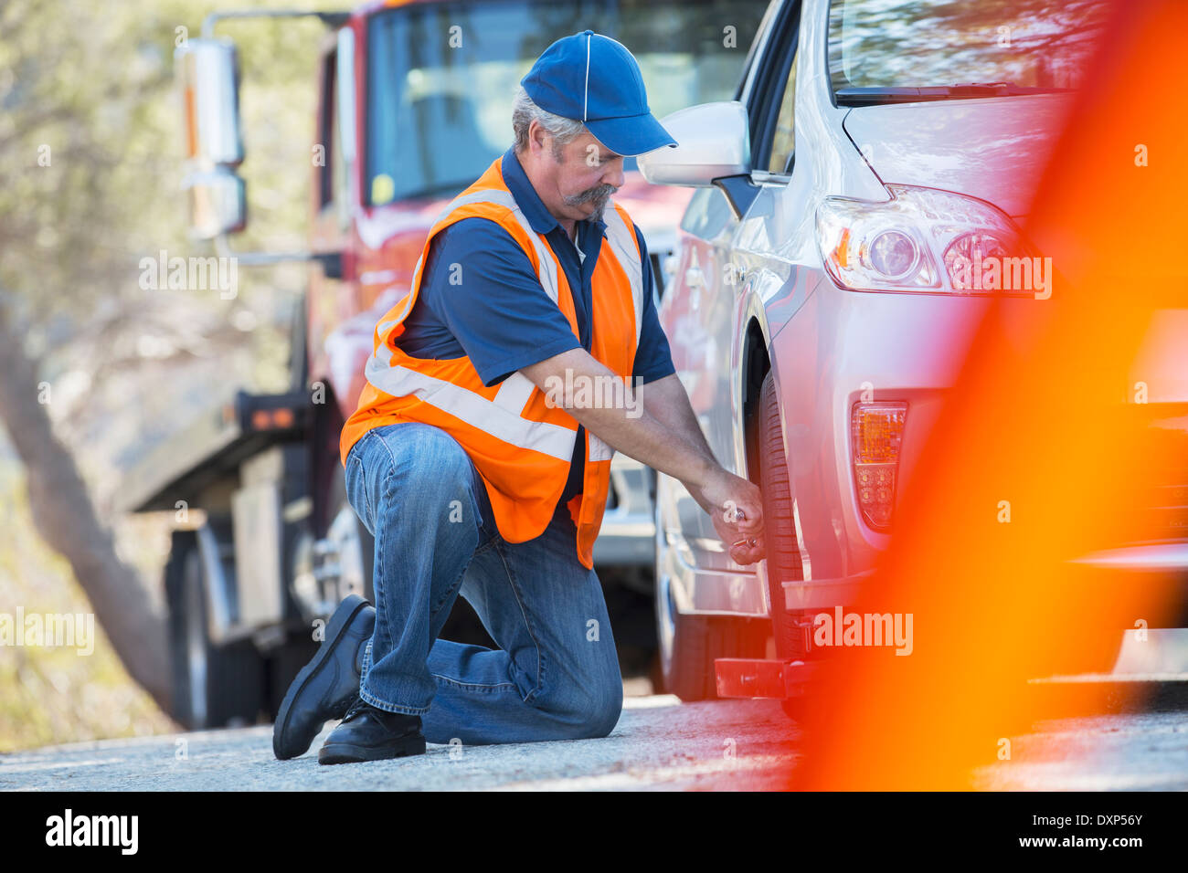 Roadside mechanic repairing crevaison Banque D'Images