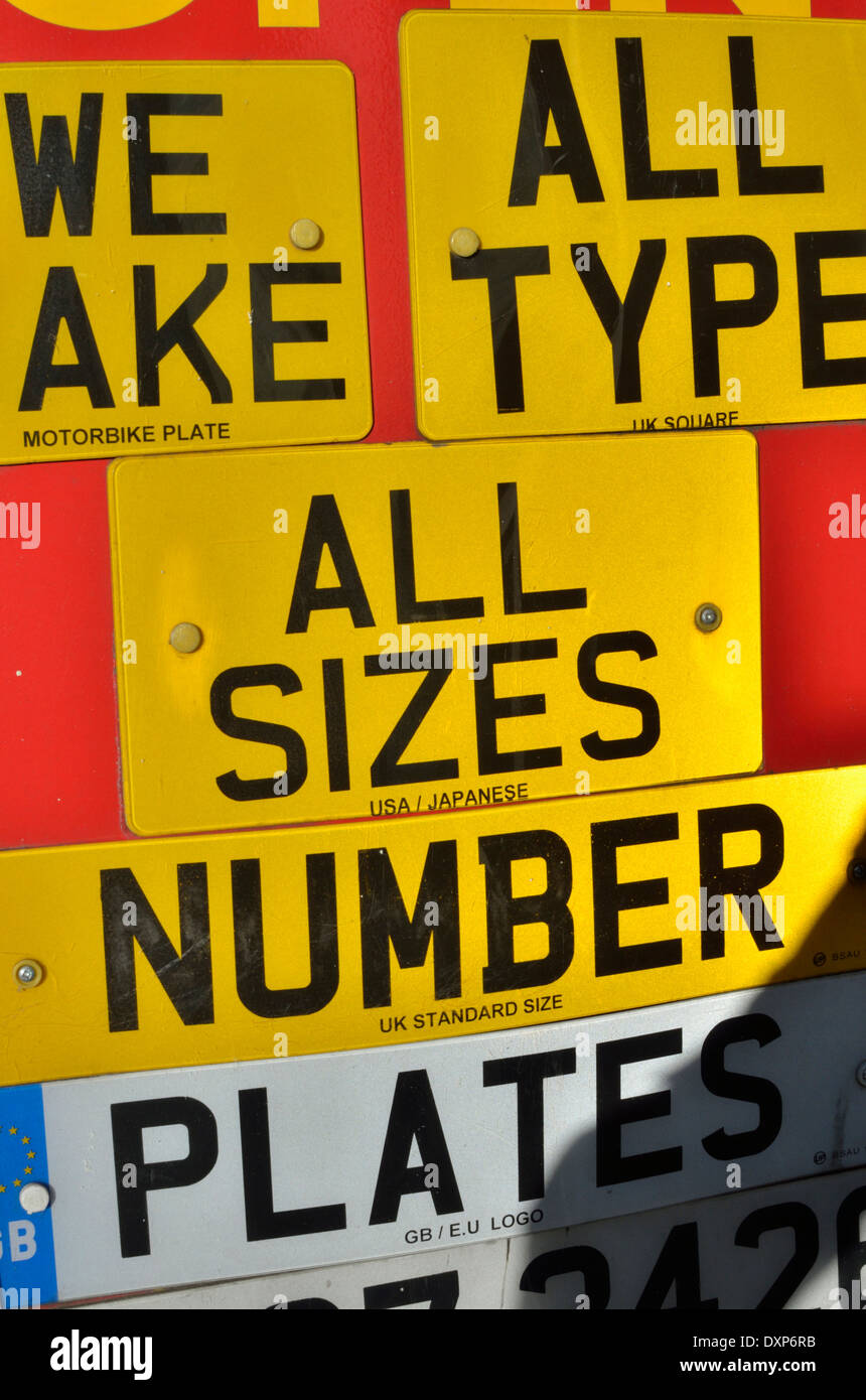 La publicité d'affichage de vitrine différents types de plaques d'immatriculation de voiture Banque D'Images