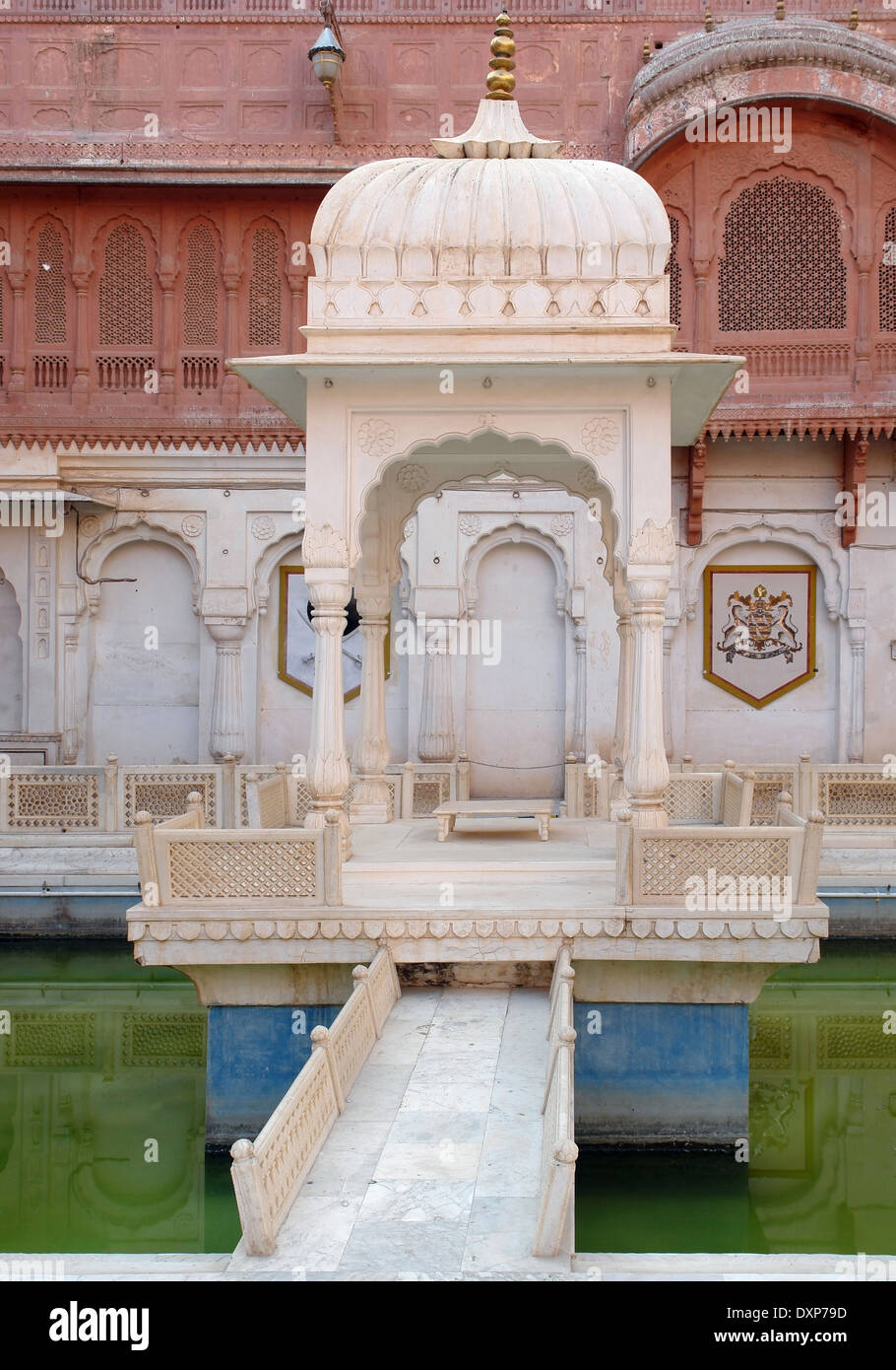 Petit pavillon avec petit pont à Bikaner, Inde Banque D'Images