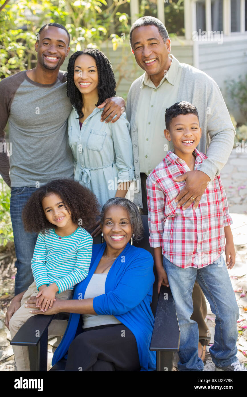 Portrait of smiling multi-generation family outdoors Banque D'Images