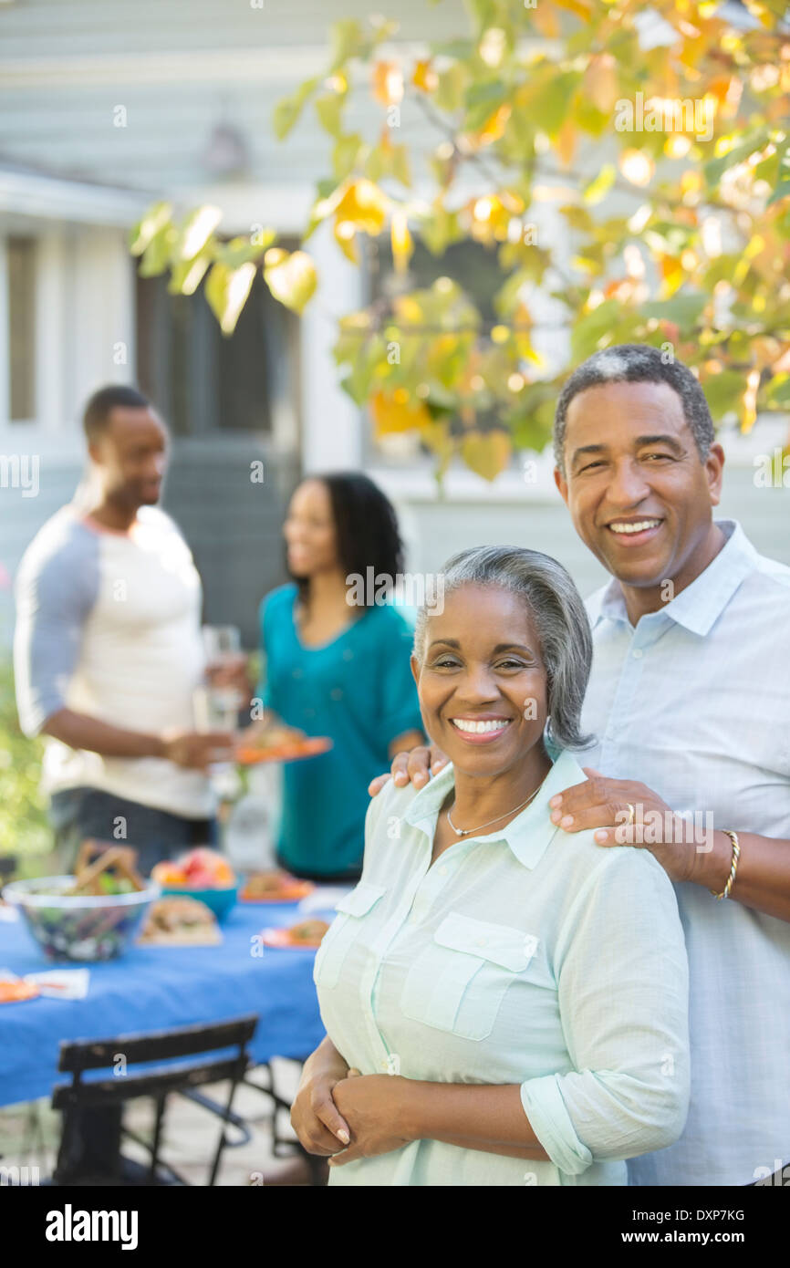 Portrait of smiling senior couple at barbecue Banque D'Images
