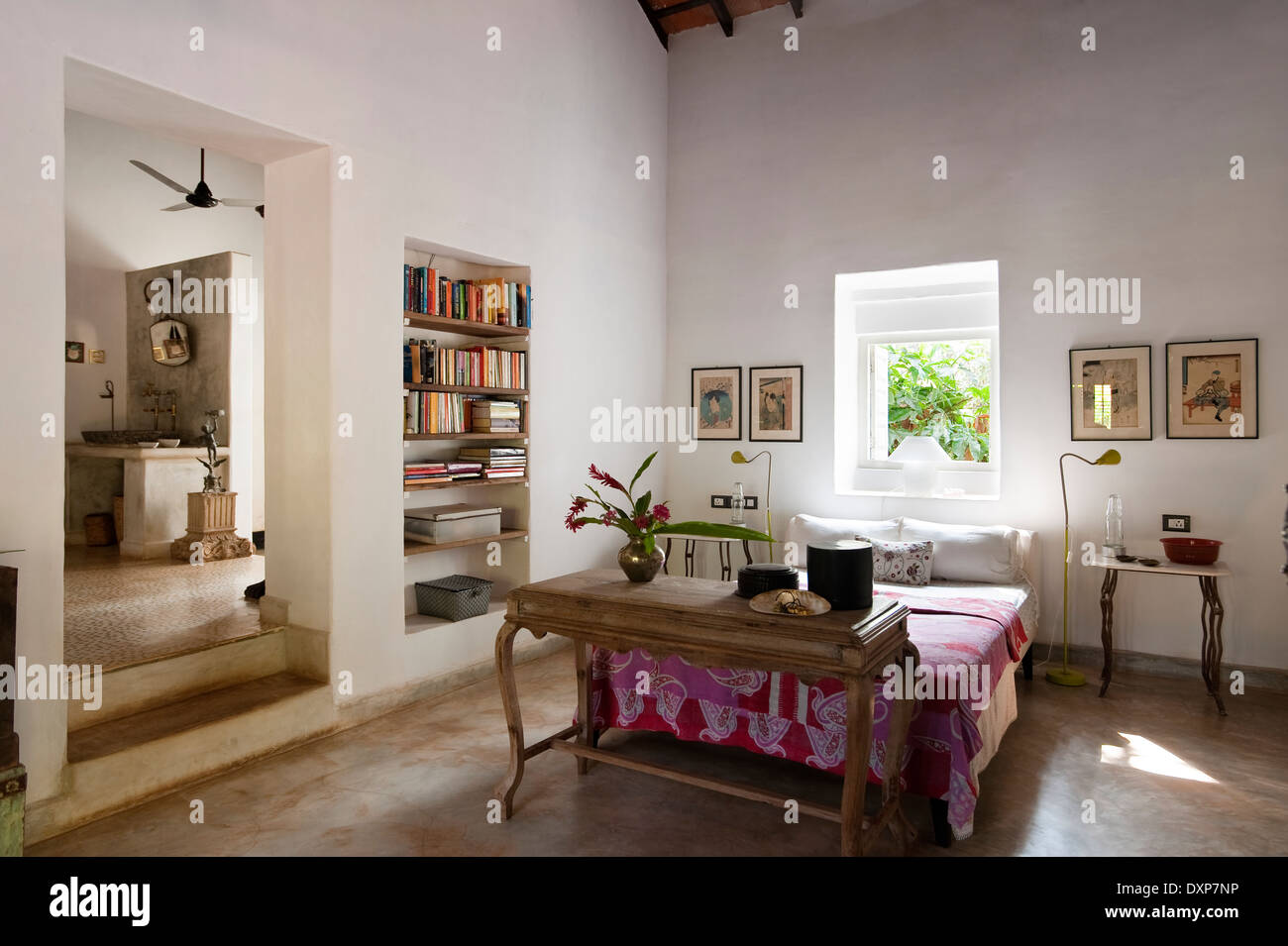 Plan d'intérieur chambre à coucher ouverte avec étagères encastrées dans l'état de Goa Banque D'Images