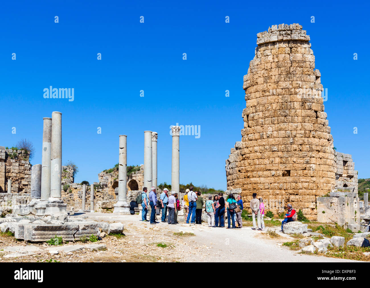 Près de la porte hellénistique dans les ruines de l'ancienne ville grecque de Pergé, Pamphylia, Antalya Province, Turkey Banque D'Images