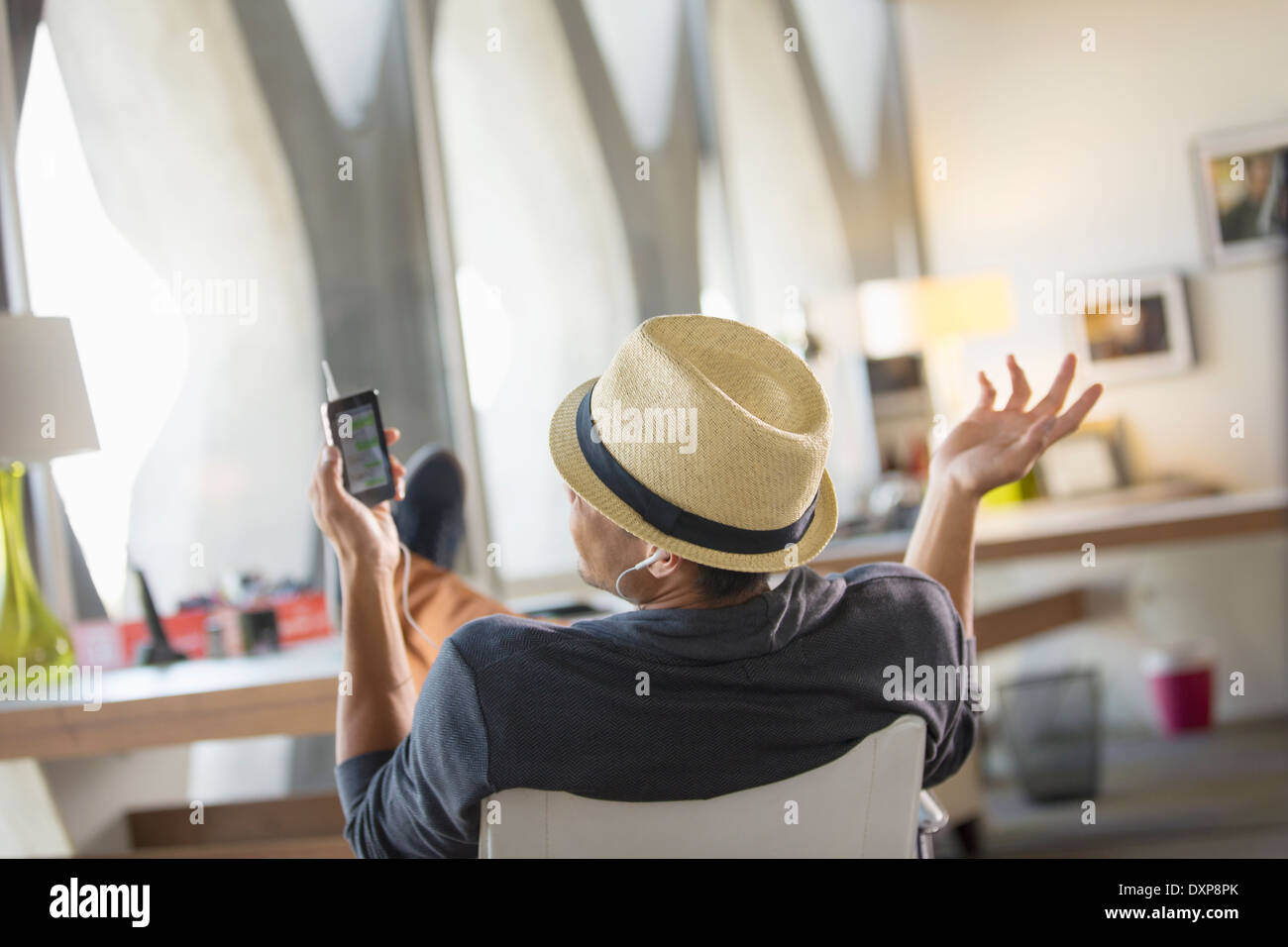 Businessman talking on cell phone avec pieds sur 24 Banque D'Images