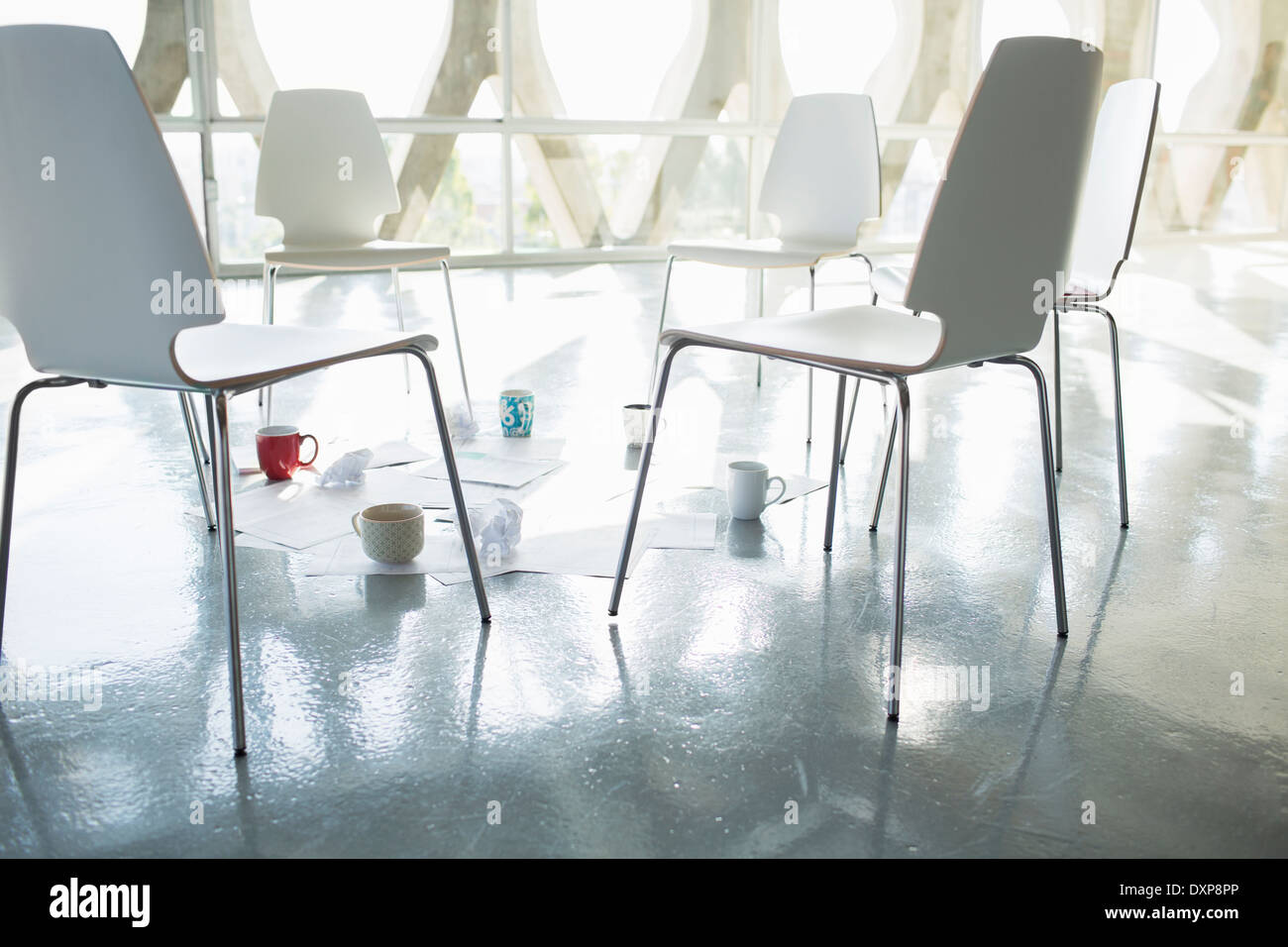 Tasses à café et des formalités administratives de cercle de chaises Banque D'Images