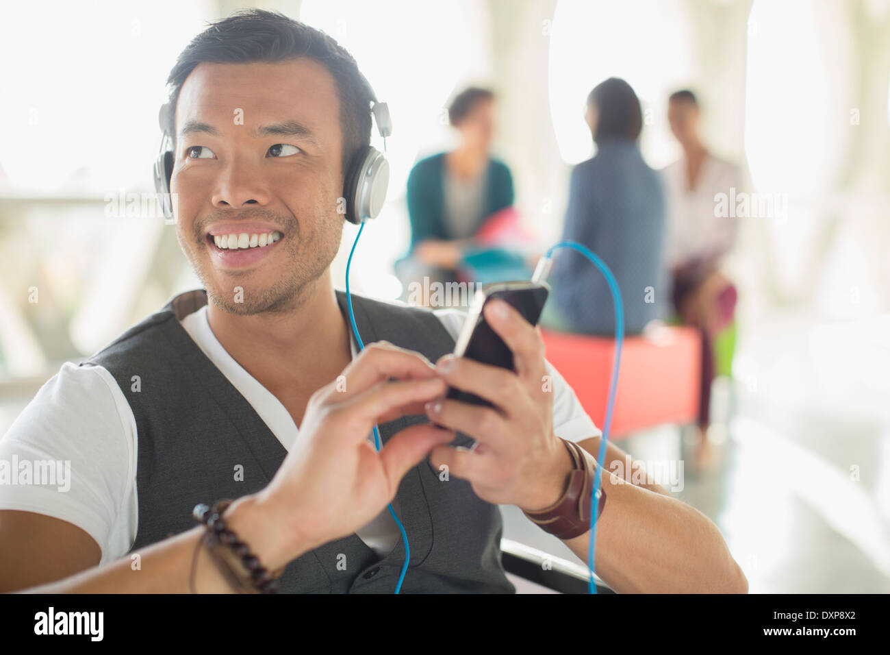 Businessman listening to music on headphones avec mp3 player Banque D'Images