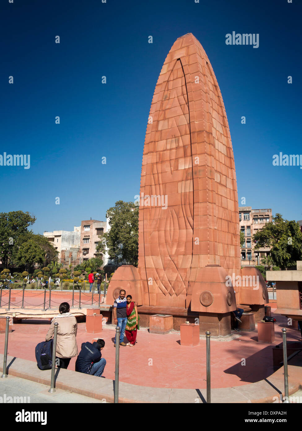 L'Inde, Punjab, Amritsar, Jallianwalah Bagh garden visiteurs photographiant memorial Banque D'Images