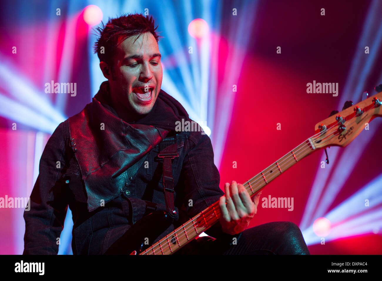 Fall Out Boy performing au stade Motorpoint Arena de Cardiff, Royaume-Uni, en mars 2014. Sur la photo : Pete Wentz Banque D'Images