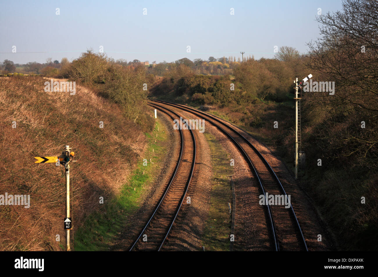 Une ligne de chemin de fer à double voie avec des signaux sur l'approche de Reedham pont tournant, Norfolk, Angleterre, Royaume-Uni. Banque D'Images