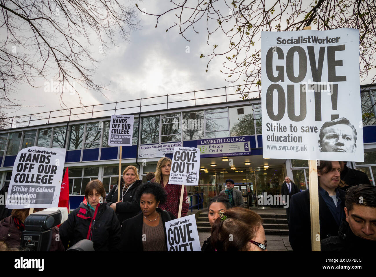 Meeting de protestation pour sauver le collège de Lambeth à Brixton, Londres Banque D'Images
