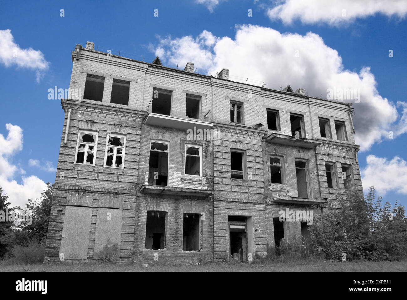 Le noir et blanc maison abandonnée ruines against colorful blue cloudy sky Banque D'Images