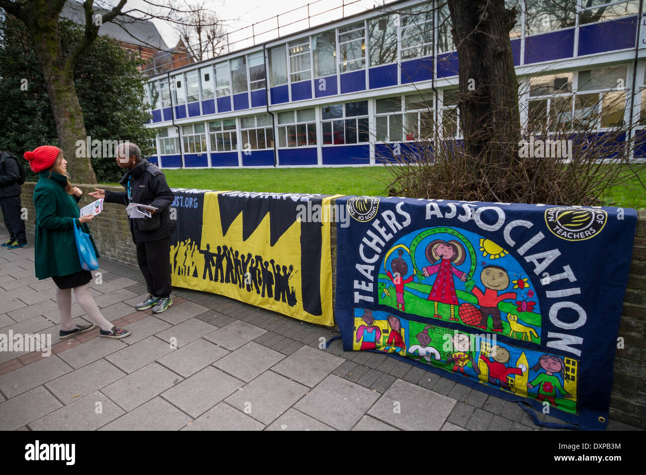 Meeting de protestation pour sauver le collège de Lambeth à Brixton, Londres Banque D'Images