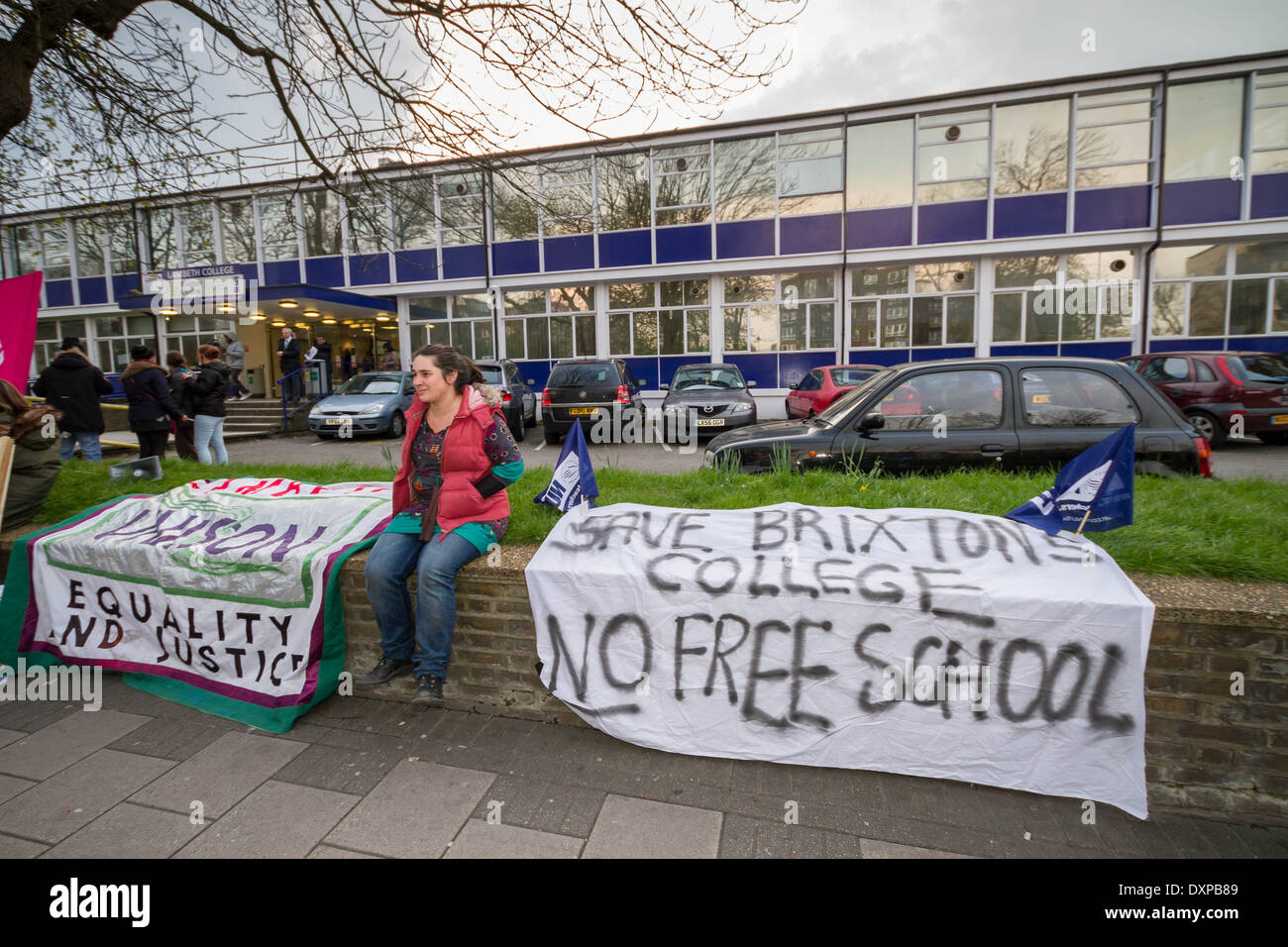 Meeting de protestation pour sauver le collège de Lambeth à Brixton, Londres Banque D'Images