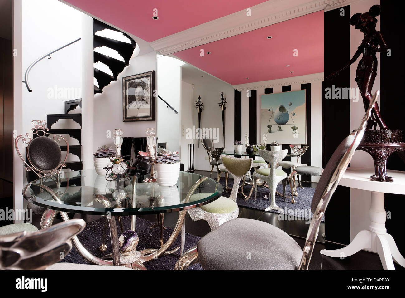 Plafond rose salle à manger avec table et chaises par Mark Brazier-Jones et rug par Nicholas Haslam Banque D'Images