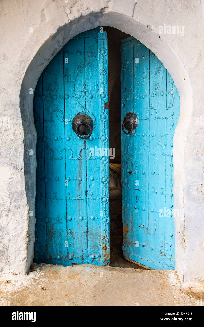 Vieille porte dans la médina, Kairouan, Tunisie Banque D'Images