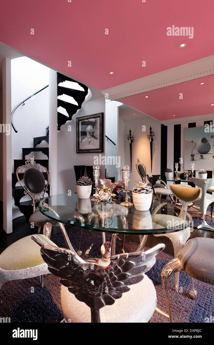 Plafond rose salle à manger avec table et chaises par Mark Brazier-Jones et rug par Nicholas Haslam Banque D'Images