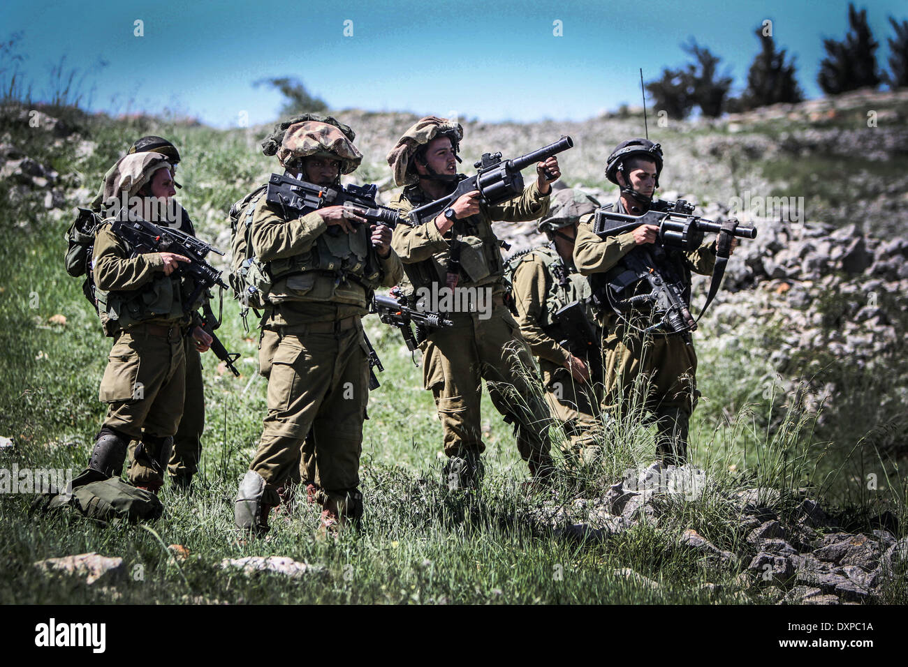 Burin, Cisjordanie, Territoires palestiniens. Mar 28, 2014. Un Palestinien s'enfuit de troupes israéliennes comme ils interviennent des affrontements entre colons israéliens et palestiniens les villageois dans une zone située entre la colonie israélienne de Brakha et Burin village de la Cisjordanie le Vendredi, Mars 28, 2014. Credit : Ahmad Talat/NurPhoto ZUMAPRESS.com/Alamy/Live News Banque D'Images