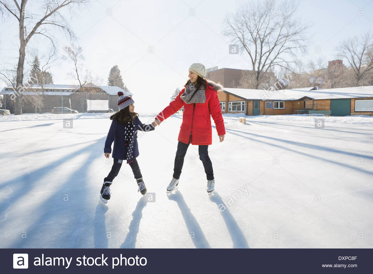 Mère et fille patinage sur glace Banque D'Images