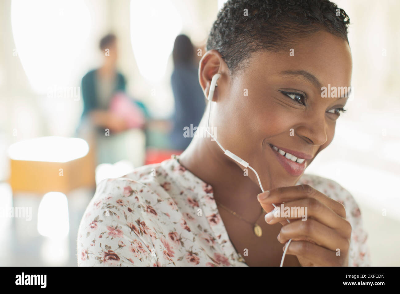 Close up of smiling woman using dispositif mains libres Banque D'Images