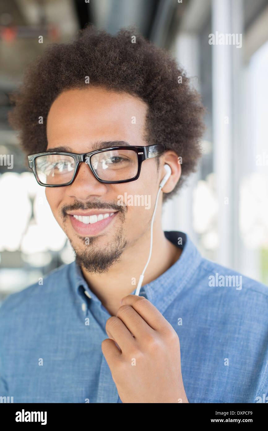 Portrait de l'homme dans les lunettes à l'aide de dispositif mains libres Banque D'Images