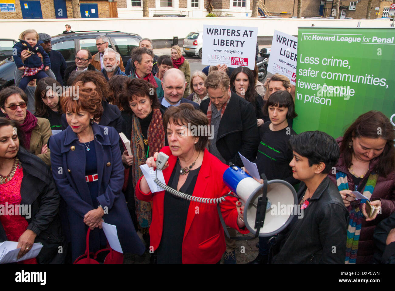 Londres, Royaume-Uni. Le 28 mars 2014. Chef de Frances Crook parle de la rencontre comme la Ligue Howard pour la réforme pénale hold 'La ballade de ne pas lire en prison' poèmes protester contre l'extérieur de la prison de Pentonville au nord de Londres. Crédit : Paul Davey/Alamy Live News Banque D'Images