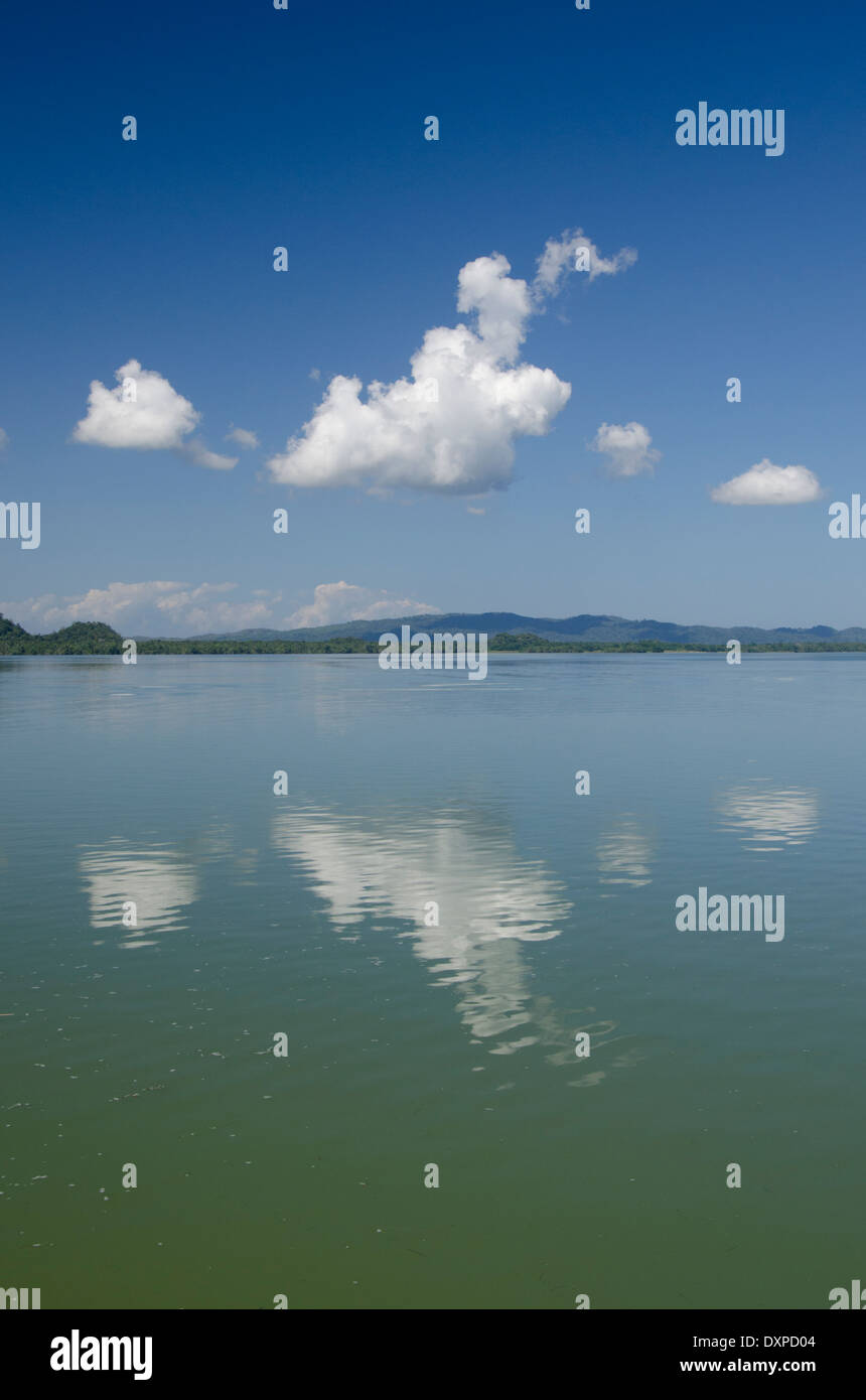 Le Guatemala, le Département d'Izabal, rivière Rio Dulce, El Golfete lake. Lac calme avec cloud réflexions. Banque D'Images