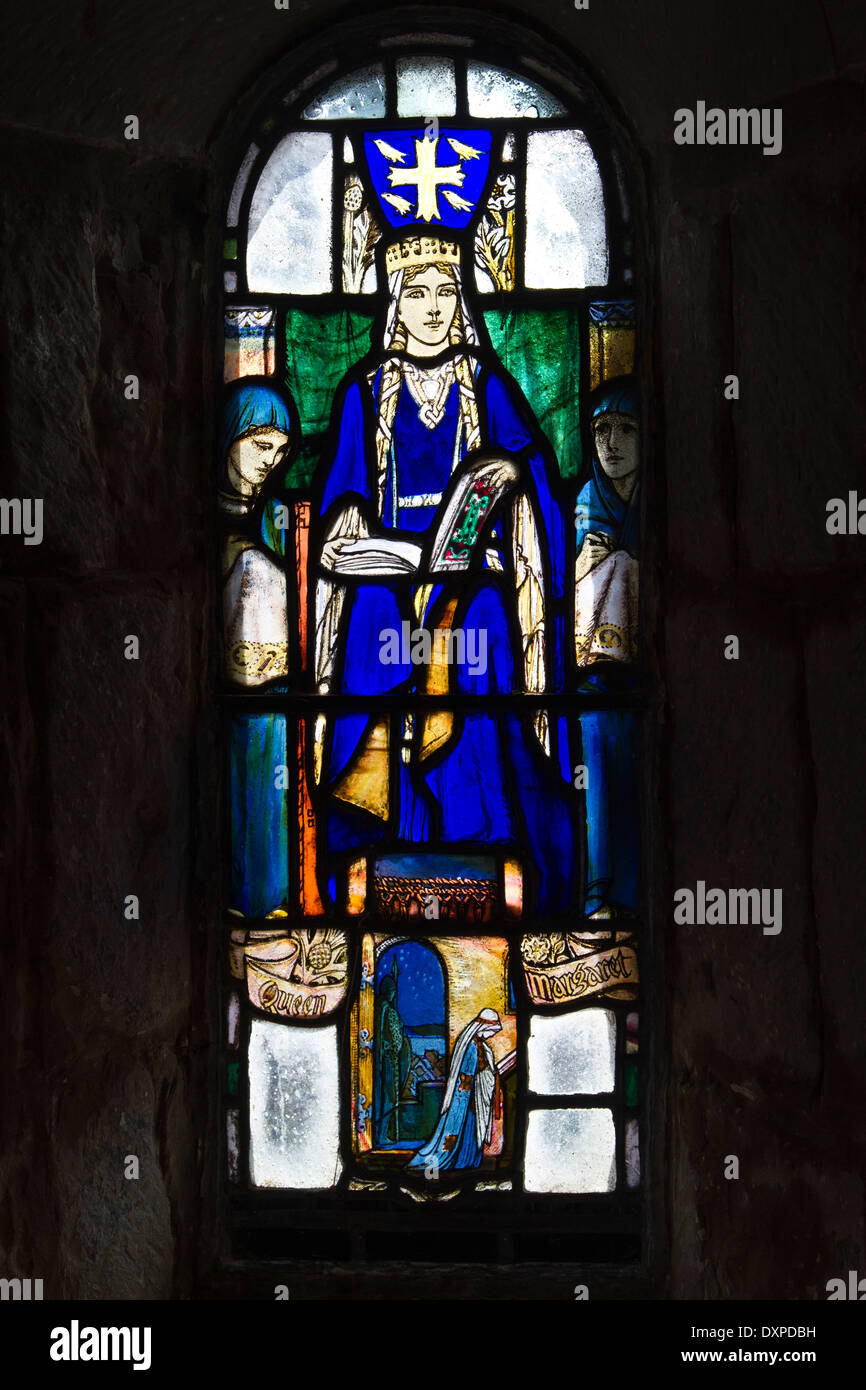 Vitrail représentant la reine Marguerite d'Écosse dans la chapelle de Sainte Marguerite dans le château d'Édimbourg. Banque D'Images