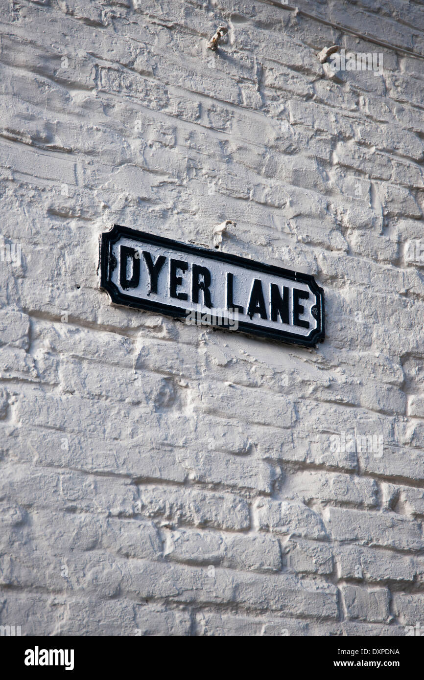 Dyer Lane Street Sign sur mur blanc Banque D'Images