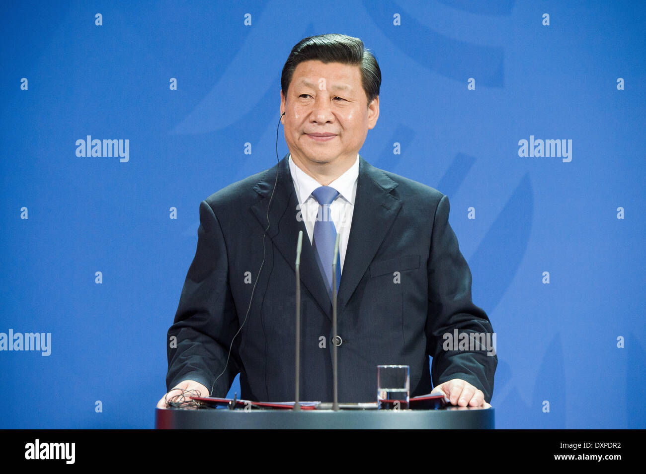 Berlin, Allemagne. Mar 28, 2014. Le président chinois Xi Jinping ressemble au cours d'une conférence de presse à la chancellerie à Berlin, Allemagne, 28 mars 2014. C'est la première visite d'Etat d'un Président chinois en Allemagne en huit ans. Photo : MAURIZIO GAMBARINI/dpa/Alamy Live News Banque D'Images