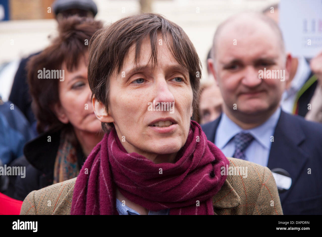 Londres, Royaume-Uni. Le 28 mars 2014. Writer A.L Kennedy parle comme la Ligue Howard pour la réforme pénale hold 'La ballade de ne pas lire en prison' poèmes protester contre l'extérieur de la prison de Pentonville au nord de Londres. Crédit : Paul Davey/Alamy Live News Banque D'Images