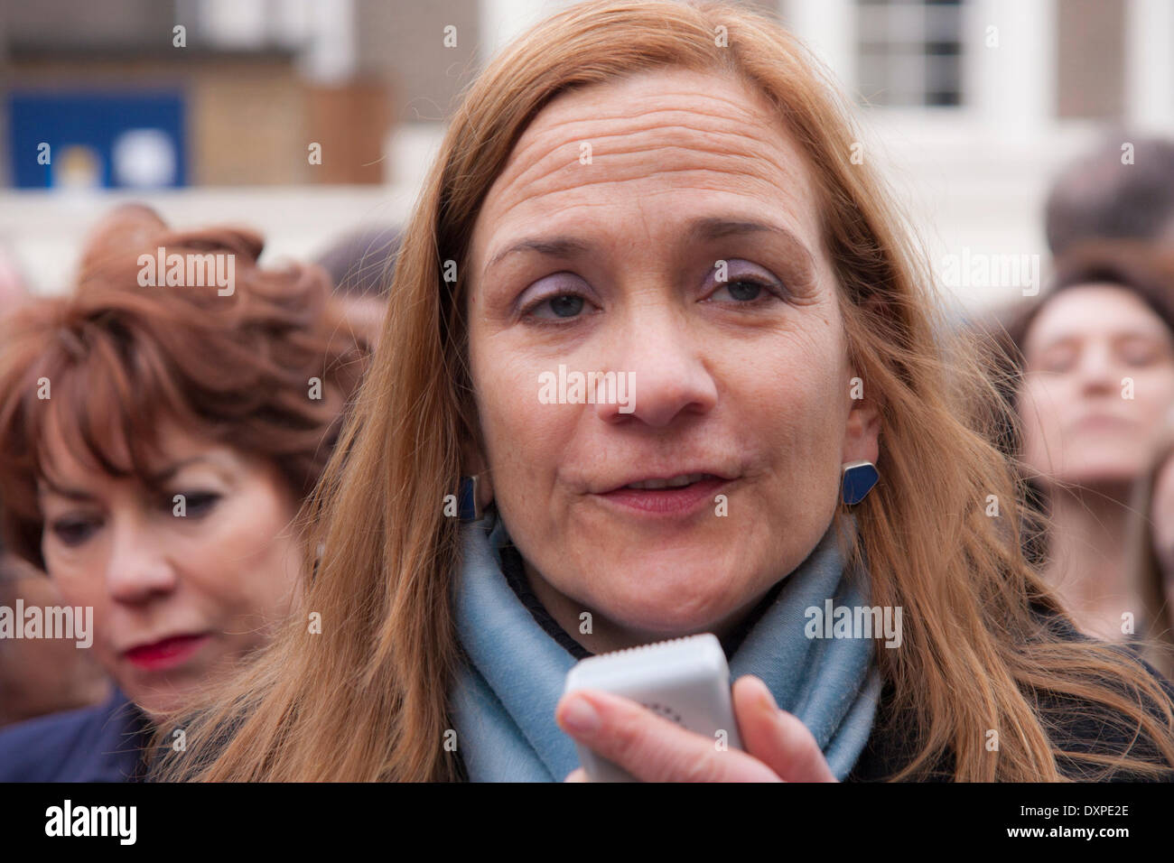 Londres, Royaume-Uni. Le 28 mars 2014. Romancière américaine Tracy Chevalier comme la Ligue Howard pour la réforme pénale hold 'La ballade de ne pas lire en prison' poèmes protester contre l'extérieur de la prison de Pentonville au nord de Londres. Crédit : Paul Davey/Alamy Live News Banque D'Images