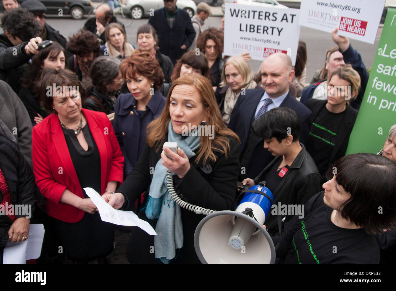 Londres, Royaume-Uni. Le 28 mars 2014. Romancière américaine Tracy Chevalier comme la Ligue Howard pour la réforme pénale hold 'La ballade de ne pas lire en prison' poèmes protester contre l'extérieur de la prison de Pentonville au nord de Londres. Crédit : Paul Davey/Alamy Live News Banque D'Images