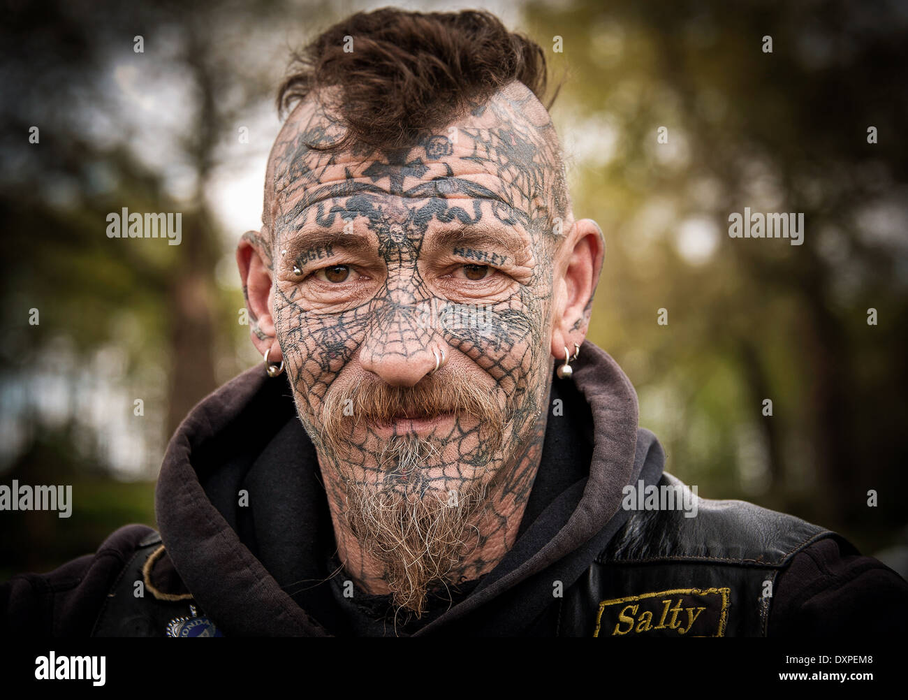 Homme biker avec des tatouages et des piercings du visage Banque D'Images