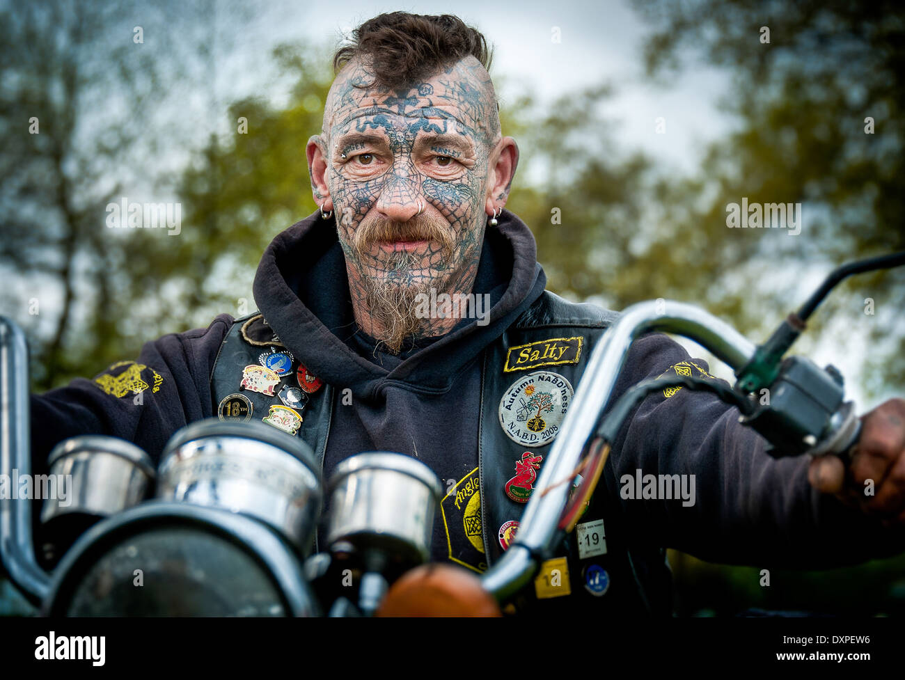 Homme biker avec des tatouages et des piercings du visage Banque D'Images
